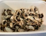 Une image de l'étape 4 de Champignons de Paris bruns sautés à la coriandre.