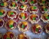 Foto langkah ke 5 dari resep Pie buah mini renyah banget.
