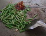 Foto langkah ke 3 dari resep Baby buncis tumis udang saus xo.