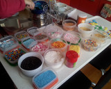 Foto del paso 3 de la receta: Decorar cake pop y mini rosquillas