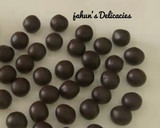 A picture of step 4 of Chocolate Flower Cookies.