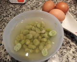Foto del paso 3 de la receta: Revuelto de espárragos con habitas y calabacín