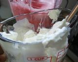 Foto del paso 2 de la receta: Gelatina mousse de frutos rojos🧁