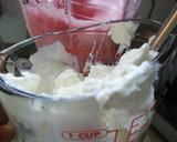 Foto del paso 2 de la receta: Gelatina mousse de frutos rojos🧁