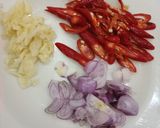 Foto langkah ke 1 dari resep Tumis sawi asin.