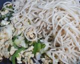 A picture of step 4 of Egg and onion noodles.