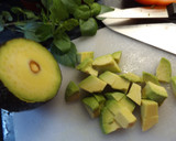 Foto del paso 1 de la receta: Ensalada de escarola, tomate, aguacate y albahaca