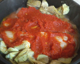Foto del paso 4 de la receta: Merluza al horno con tomate y alcachofas