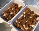 Une image de l'étape 3 de Noix de saint Jacques fraîches gratinées aux girolles sauce curry.