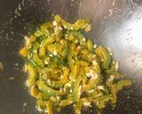 青苦瓜炒鹹蛋的食譜步驟5照片