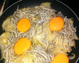 Foto del paso 4 de la receta: Huevos estrellados con gulas, patatas y cebolla