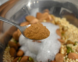 Foto del paso 6 de la receta: Granola sin gluten de quinoa hinchada con almendras y ciruelas