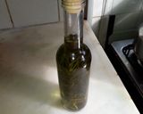 Foto del paso 2 de la receta: Aceite saborizado con Romero
