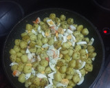Foto del paso 3 de la receta: Salteado de ñoquis con langostinos y huevo duro