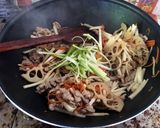 รูปขั้นตอนการทำที่ 8 ของ หมูผัดมันแกว