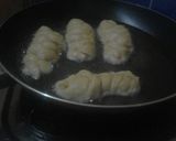 Foto langkah ke 4 dari resep Roti Kepang Goreng isi Pisang.