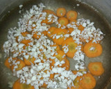 Foto langkah ke 2 dari resep Sayur Bening Oyong Bihun Telur Puyuh Wortel.