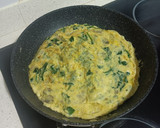 Foto del paso 4 de la receta: Tortilla de espinacas y champiñones