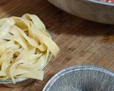 Foto del passaggio 5 della ricetta Tortino di Tagliatelle con Salsiccia Luganega