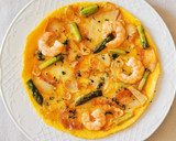 Foto del paso 8 de la receta: Tortilla abierta con Patatas fritas, Espárragos y Langostinos