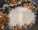 Foto del paso 4 de la receta: Arroz con butifarra negra y níscalos (rovellons)