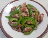 รูปขั้นตอนการทำที่ 2 ของ หมูผัดพริกหวาน
