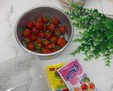 Foto langkah ke 1 dari resep Pudding strawberry lychee.