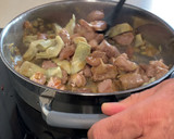 Foto del paso 5 de la receta: Pavo guisado con alcachofas y guisantes