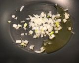 Foto del passaggio 3 della ricetta Risotto con Champignon e speck🍄‍🟫🥓🍛