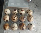 Foto del paso 1 de la receta: Huevos 🥚 de codorniz cocidos en ensalada 🍅🍤🧀