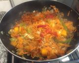 Foto del paso 2 de la receta: Arroz con pollo carne y verduras con salsa de soja y barbacoa