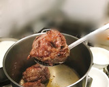 Foto del paso 4 de la receta: Carrilleras con mole, Robüchon de patata violeta y hongos