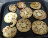 Foto del paso 1 de la receta: Tostas de verduras asadas con lomo embuchado