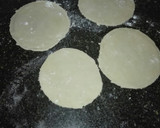 Foto del paso 3 de la receta: Discos de empanadas para horno, con masa criolla casera!!