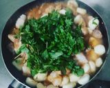Hình bước làm 2 của món Thịt kho củ năng & rau răm