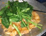 รูปขั้นตอนการทำที่ 7 ของ ผัดซีอิ๊วหมูเส้นใหญ่ใส่เต้าหู้เหลือง