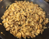 Foto del paso 7 de la receta: Solomillo con salsa de setas y salsa parís