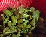 Foto langkah ke 2 dari resep Tumis Oncom Genjer Pedas Manis.