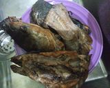 Foto langkah ke 1 dari resep Kotok'an kepala ikan.