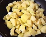 Foto del passaggio 5 della ricetta 🥔 Patate Saltate all'Aglio e Prezzemolo: Il contorno 