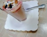 A picture of step 2 of Mango strawberry milk shake.