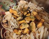 Foto del paso 4 de la receta: Espaguetis con mejillones de lata