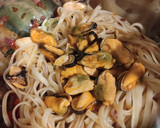 Foto del paso 4 de la receta: Espaguetis con mejillones de lata