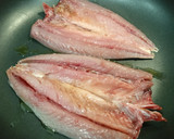 Foto del paso 4 de la receta: Caballa con guisantes salteados