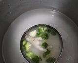 Foto langkah ke 3 dari resep MPASI tim ceker brokoli bayi 8 bulan.