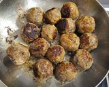 Foto langkah ke 3 dari resep Bola Bola Daging Saus Bistik.