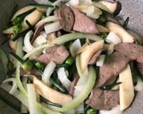 Hình bước làm 2 của món Gan heo xào bông hẹ