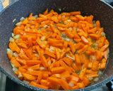 Une image de l'étape 14 de Poulet mariné aux carottes, champignons, épices et coriandre.