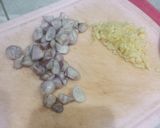 Foto langkah ke 2 dari resep Oseng Bawang Hati Ayam.
