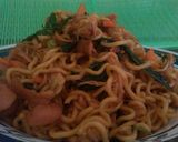 Foto langkah ke 6 dari resep Mie Goreng Simpel Enak Kenyang Sehat.